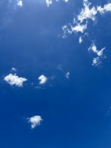 手を伸ばしたら届きそう