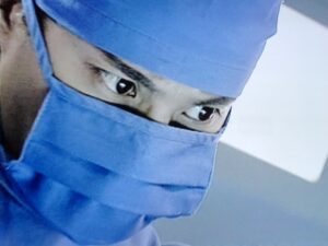 目だけしか見えないのに