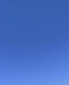 雲ひとつない冬空